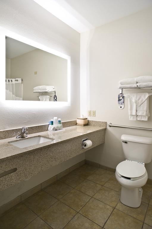 Holiday Inn Express & Suites Vermillion, An Ihg Hotel Экстерьер фото