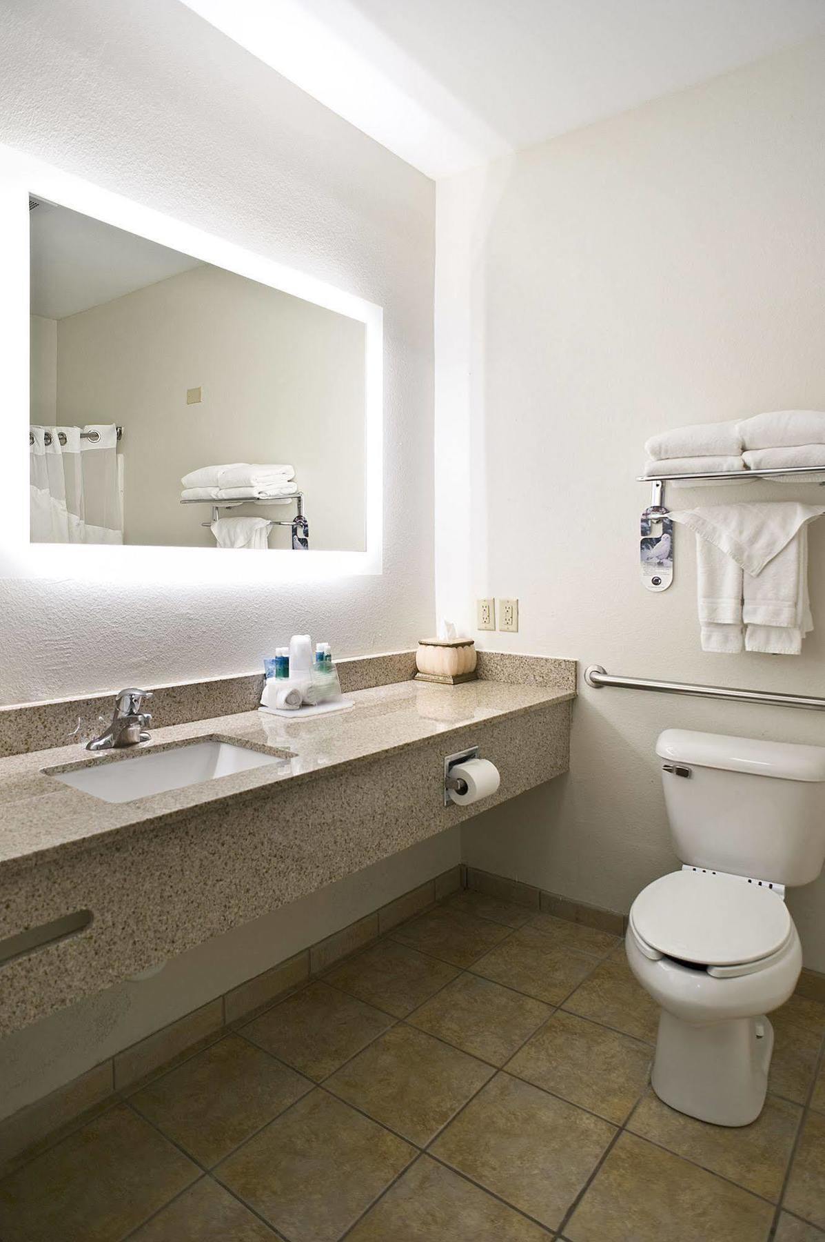 Holiday Inn Express & Suites Vermillion, An Ihg Hotel Экстерьер фото