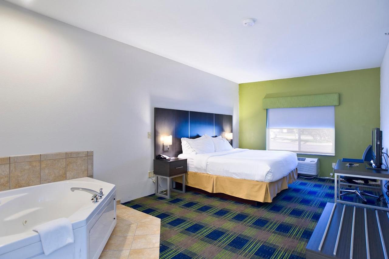 Holiday Inn Express & Suites Vermillion, An Ihg Hotel Экстерьер фото